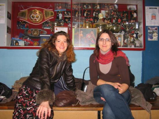 les boxeuses Ingrid et Saraha posent devant la vitrine du club