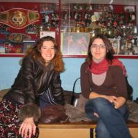 les boxeuses Ingrid et Saraha posent devant la vitrine du club