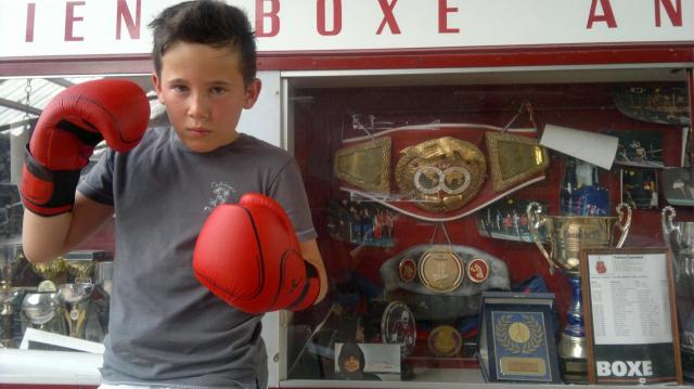 kylian-debonne-fier-devant-la-vitrine.jpg